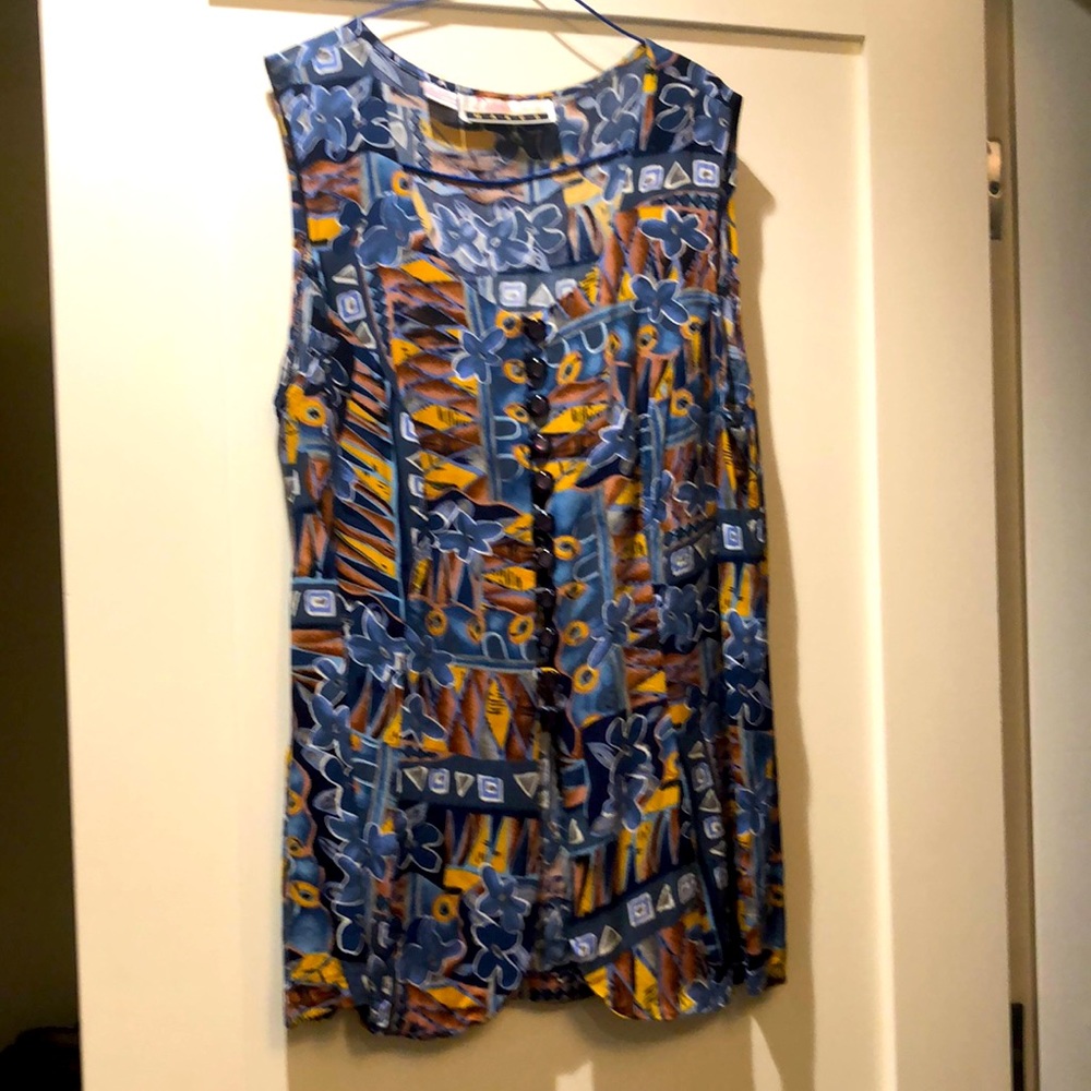 Diana Marco sleeveless button up top.  P2P measures about 20 1/2”. (Medium?)